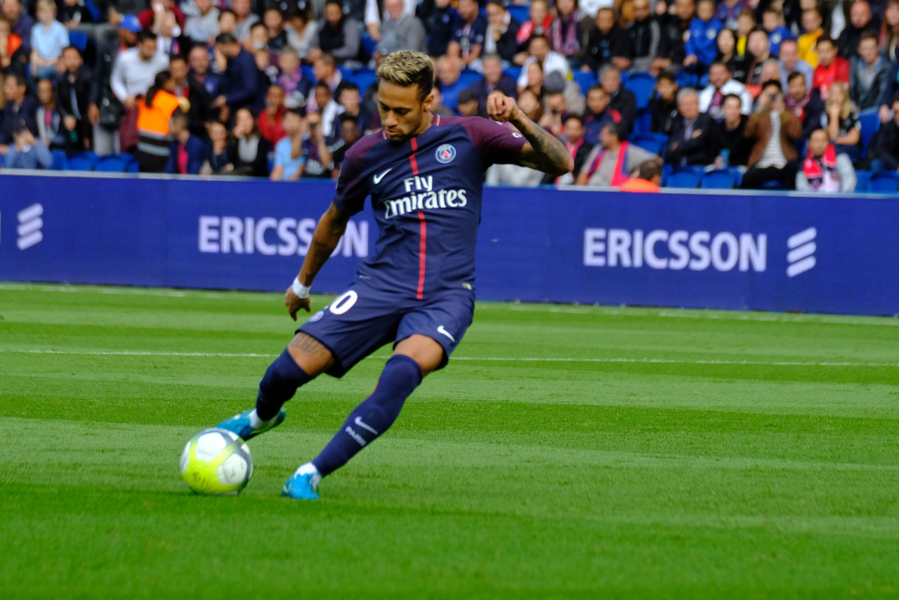 半场战报：西海岸1-0亚泰，陈柏良助攻里切利头球破僵（半场西海岸1-0亚泰：陈柏良助攻里切利头球先拔头筹）