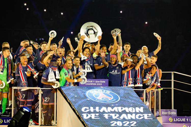 逆天，挪威甲门将点球大战一脚将摆好的球踢走以干扰对方（点球大战离谱一幕：挪甲门将故意将摆好的球踢走干扰对手）