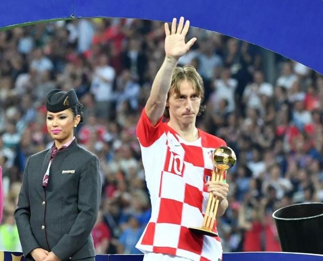 孔蒂：我们的中场只剩洛博特卡和小麦，希望不会再有人受伤（孔蒂：中场仅剩洛博特卡与小麦，盼再无伤兵）