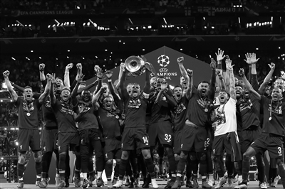 巴甲末轮赛前，内马尔获赠桑托斯生涯150球纪念品