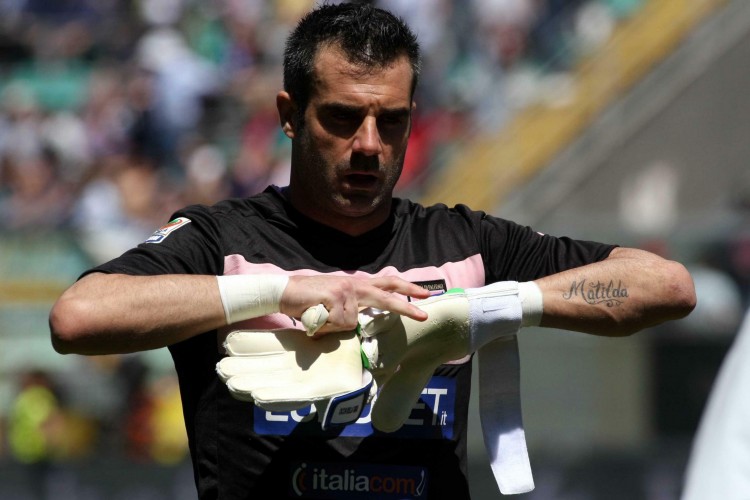 C罗晒精彩倒钩破门视频：谁来起个好标题🤔（C罗晒出惊天倒钩破门视频：标题你来定🤔）