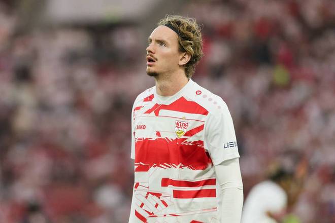 格雷米奥扳平后，主帅梅内塞斯与球迷发生口角并向其竖中指（格雷米奥追平后，主帅梅内塞斯与球迷口角并做出竖中指手势）