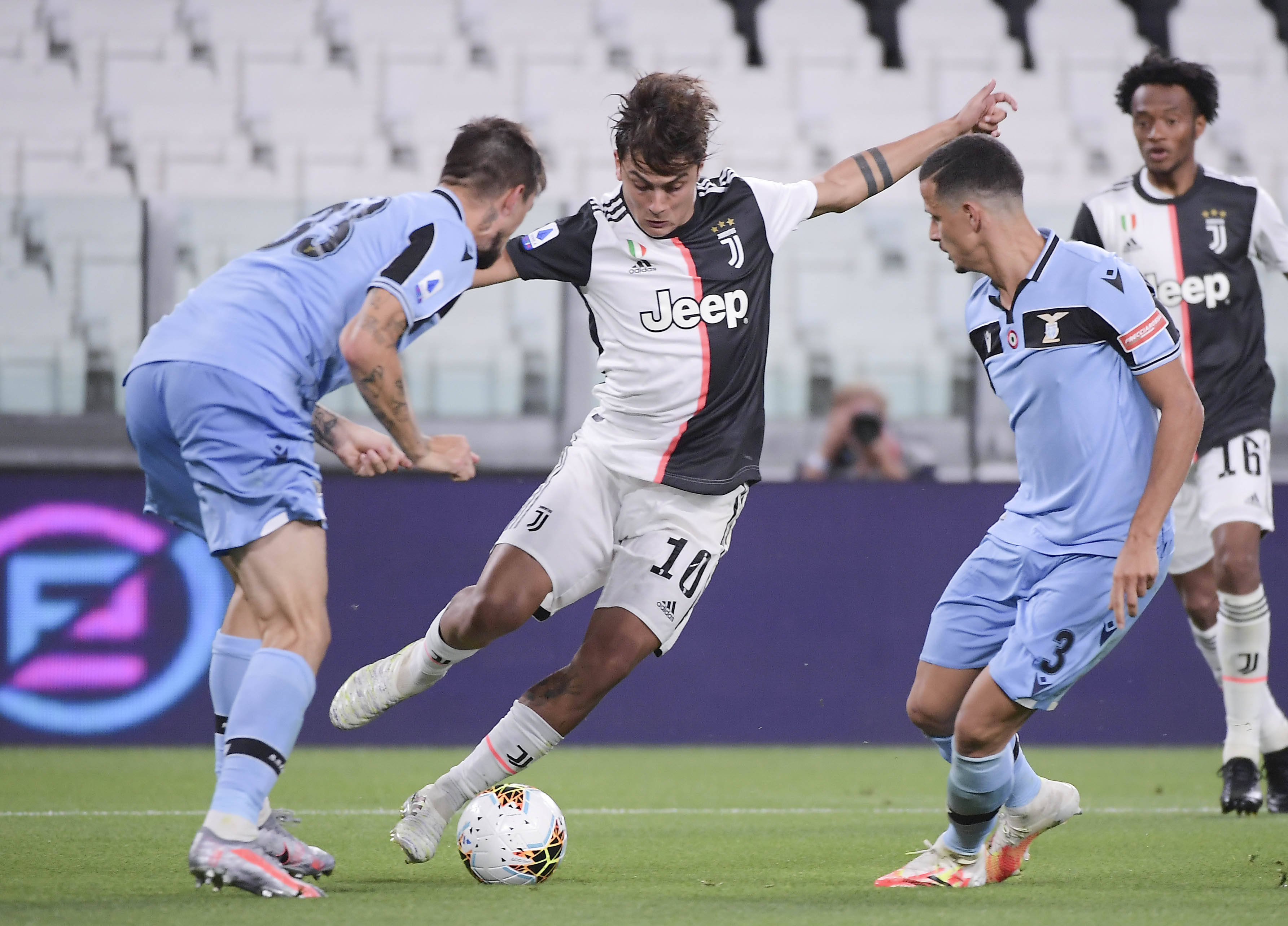 记者：本届世界杯将有半场球员和教练采访，赛前两天开发布会（记者称本届世界杯增设半场球员、教练采访，赛前两天举行新闻发布会）