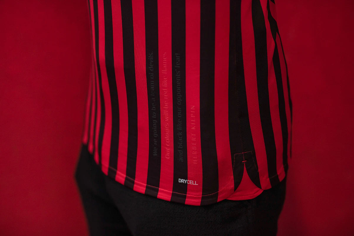 记者：兰克尔踢成都前夜溜去深圳见女友，次日回来裤裆有血（媒体称兰克尔赛前夜疑赴深圳探望女友，次日表现引发争议）